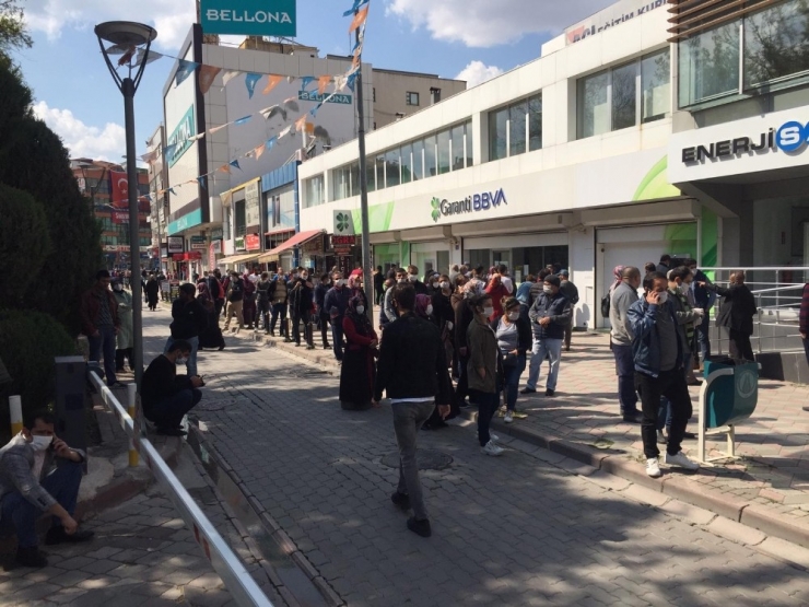 Sincan’da Ptt Önünde Kuyruk Oluştu