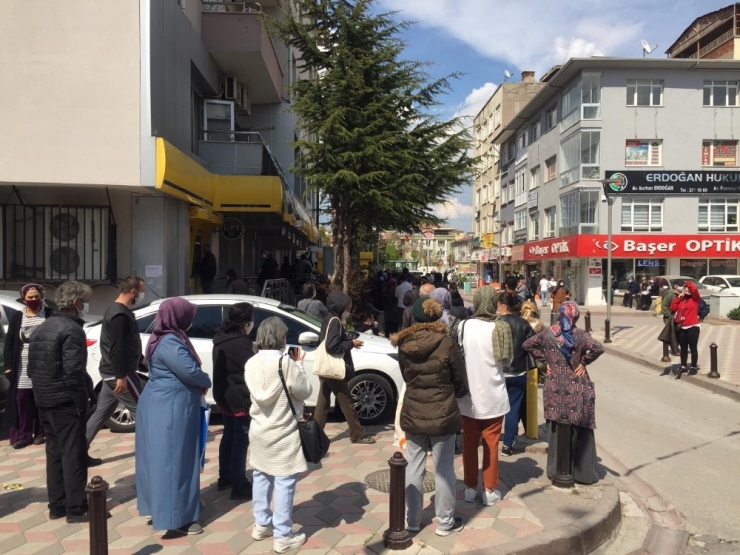 Sincan’da Ptt Önünde Kuyruk Oluştu