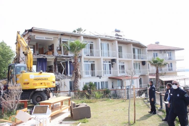 Otel Sahibi Boşaltmayınca Eşyaları Belediye Çalışanları Boşalttı