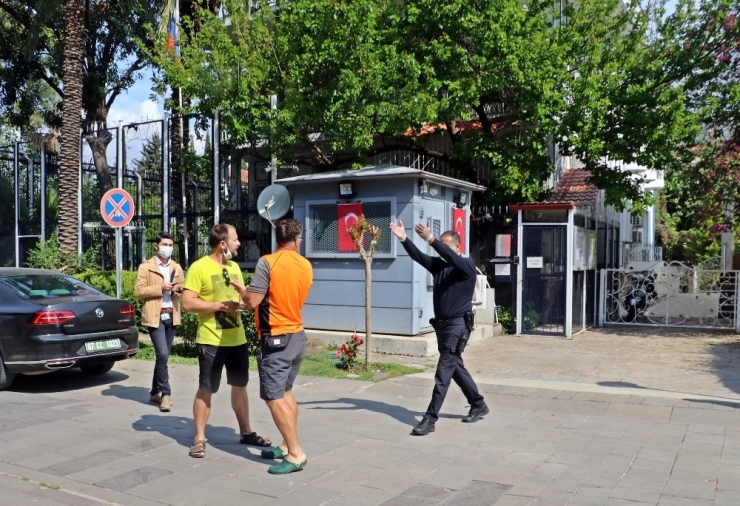 Tatil İçin Geldikleri Antalya’da Paraları Biten Ruslar Soluğu Konsoloslukta Aldı