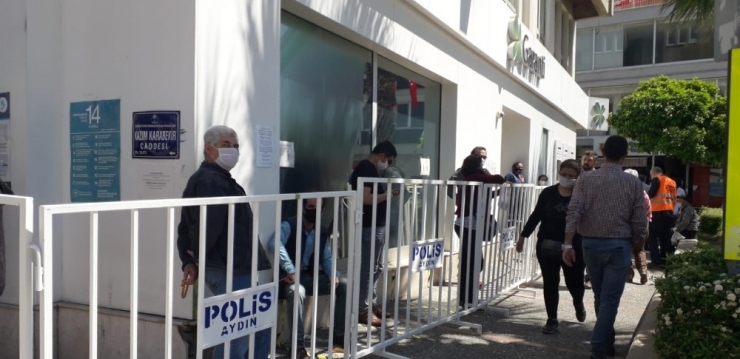 4 Gün Sonra Banka Ve Ptt Şubelerinde Uzun Kuyruklar Oluştu
