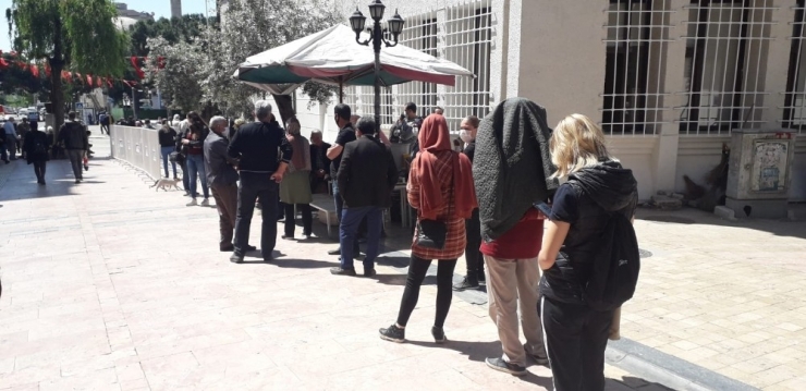 4 Gün Sonra Banka Ve Ptt Şubelerinde Uzun Kuyruklar Oluştu