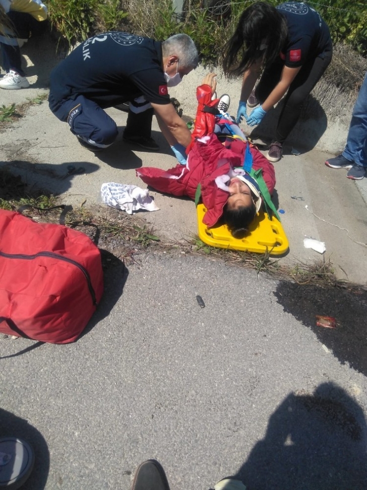 Kuşadası’ndaki Trafik Kazasında Baba Ve Kızı Yaralandı