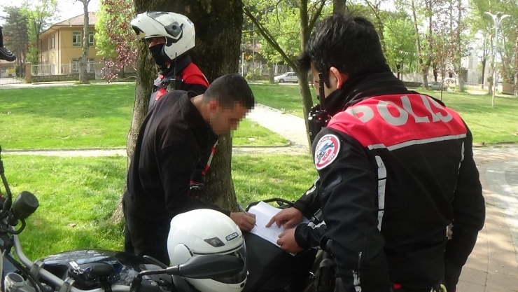 Sokağa Çıkan 20 Yaş Altı 2 Gence 3 Bin 600 Lira Ceza