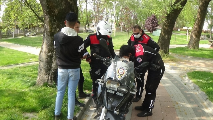 Sokağa Çıkan 20 Yaş Altı 2 Gence 3 Bin 600 Lira Ceza