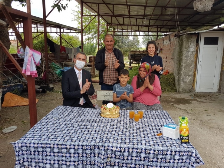 Milli Eğitim Müdüründen Öğrencilere Doğum Günü Sürprizi