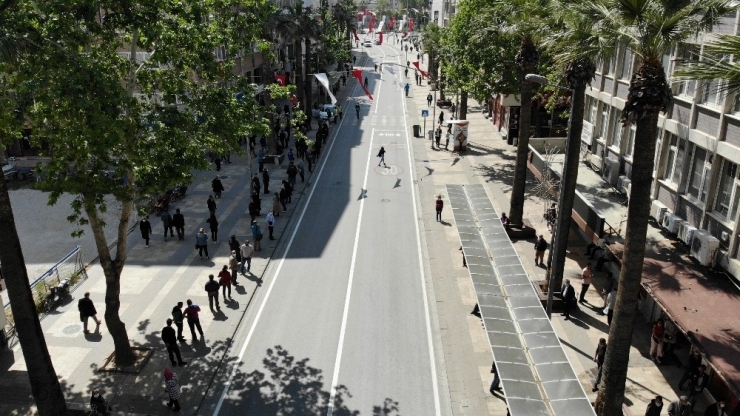 Denizli’de Kısıtlama Sona Erdi, Vatandaşlar Soluğu Sokakta Aldı