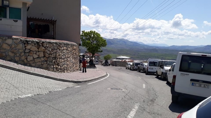 Kısıtlama Kalktı, Vatandaşlar Sosyal Mesafe Kuralına Uyarak Dışarı Çıktı