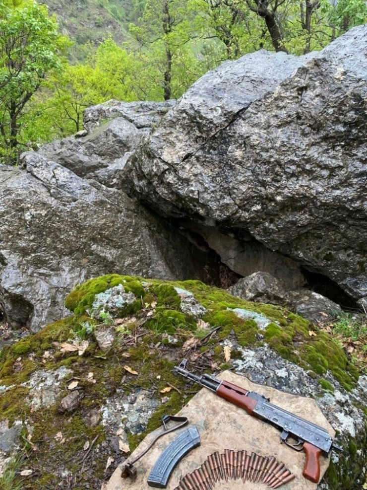 Hakkari’de Silah Ve Çok Sayıda Patlayıcı Madde Ele Geçirildi