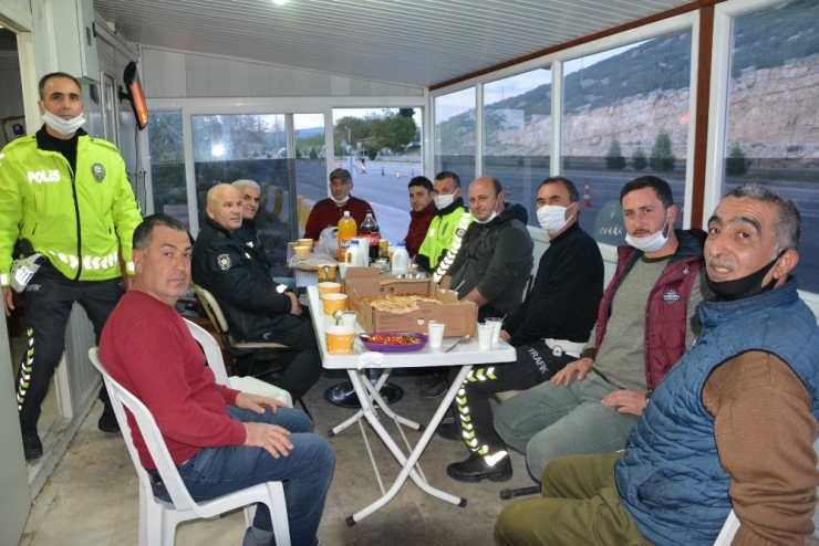 Vatandaştan Görevli Polis Memurlarına İtfar İkramı