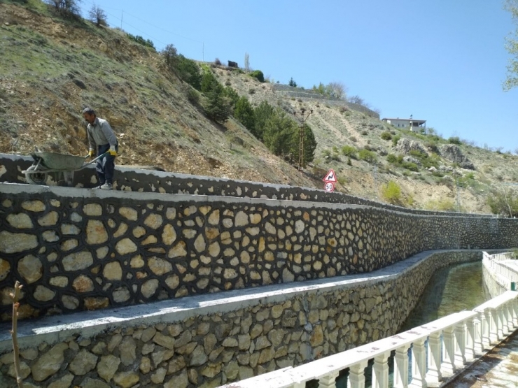 Horata Mesire Alanındaki Taş Duvarlar Yenilendi