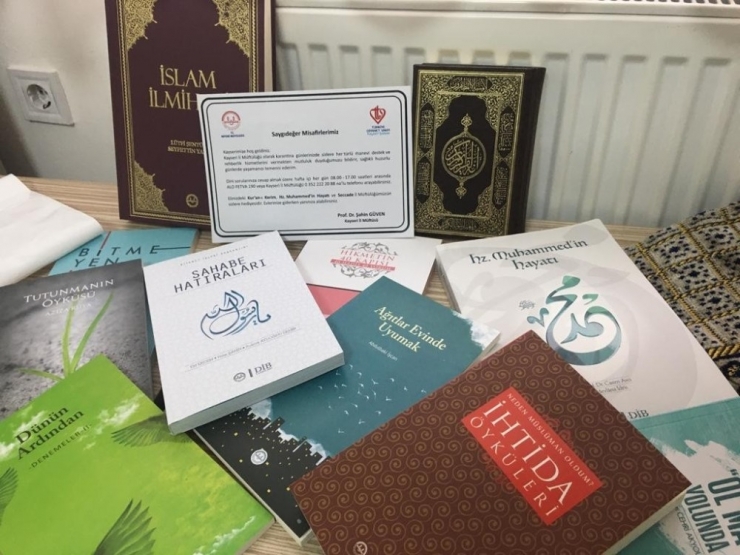 İl Müftülüğü Karantinada Kalanlara Kur’an-ı Kerim Ve Seccade Ve Kitaplar Hediye Etti