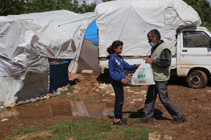 Azez’deki Mülteci Kamplarında Yaşayan 800 Aileye Sahur Paketi