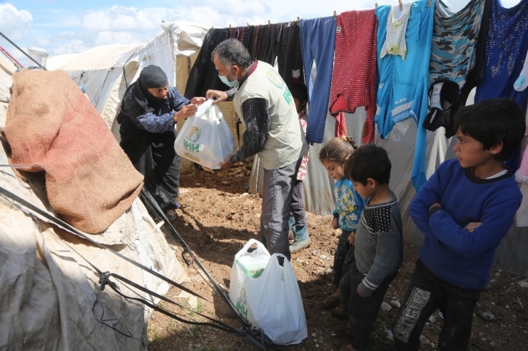 Azez’deki Mülteci Kamplarında Yaşayan 800 Aileye Sahur Paketi