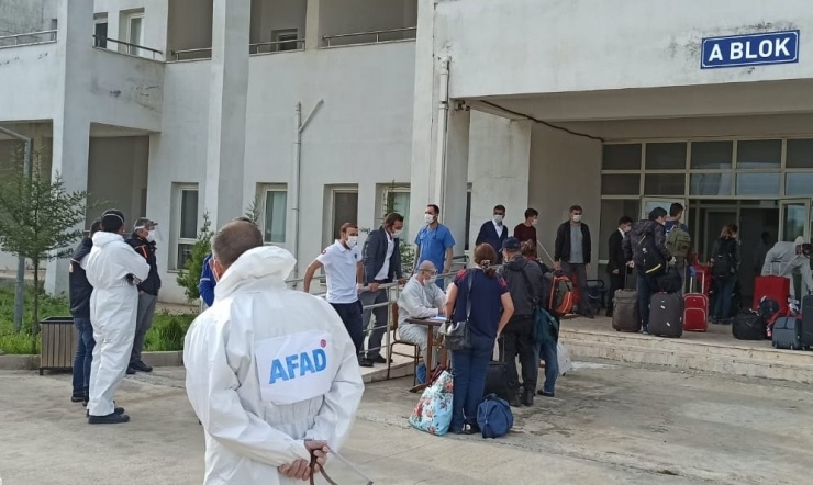 İran’dan Getirilen 39 Türk Vatandaşı Mardin’de Yurda Yerleştirildi