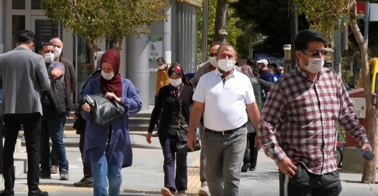 Isparta’da Havaların Isınmasıyla Caddelerde Yoğunluk Arttı