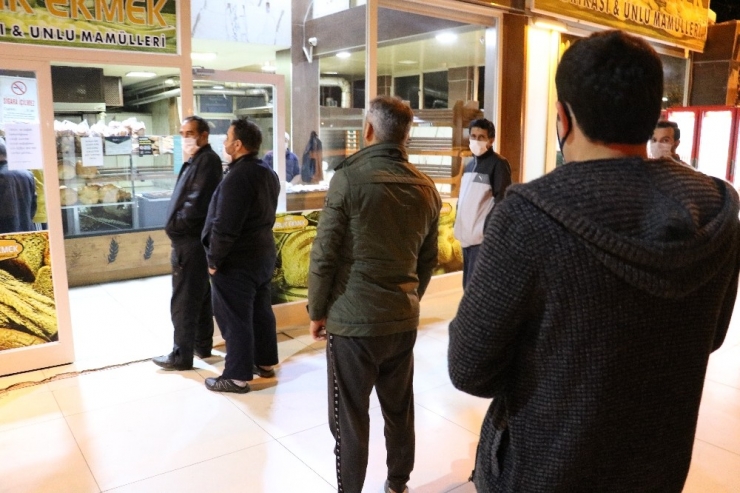 Sokağa Çıkma Kısıtlamasının Ardından Fırınlarda Kuyruk Oluştu