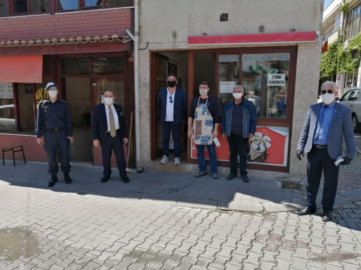 Kaymakam Caner Yıldız Vatandaşa Maske Dağıttı