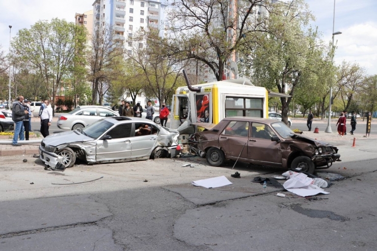 Kayseri’de Direksiyon Hakimiyeti Kaybolan Otomobil Dehşet Saçtı: 1 Ölü