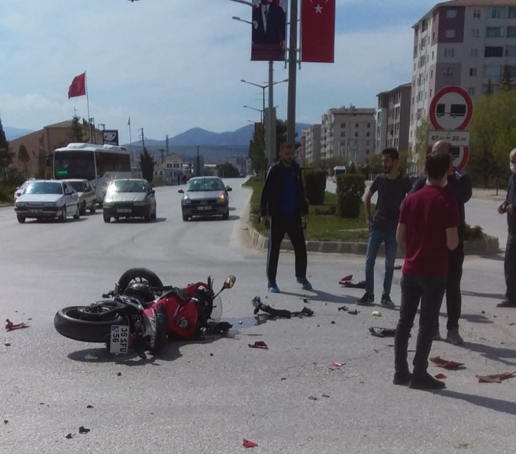 Motosiklet İle Ambulans Çarpıştı; 1 Yaralı