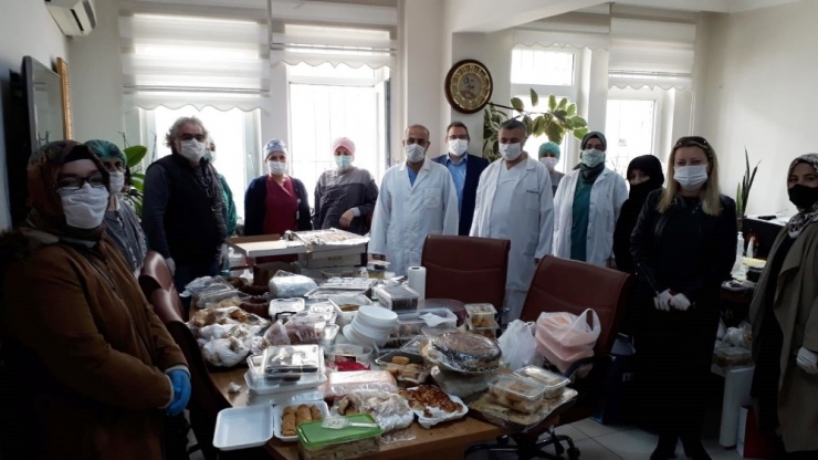 Öğrenciler Çizdikleri Resimler Ve Notlarla Sağlık Çalışanlarına Moral Oldu