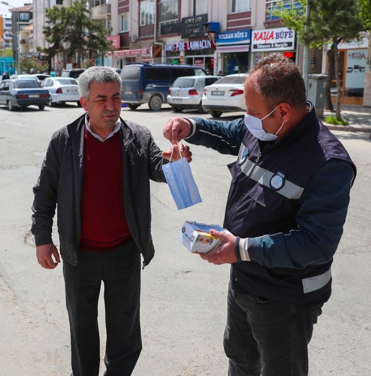 Zabıta Ekipleri Halka Maske Dağıtıyor