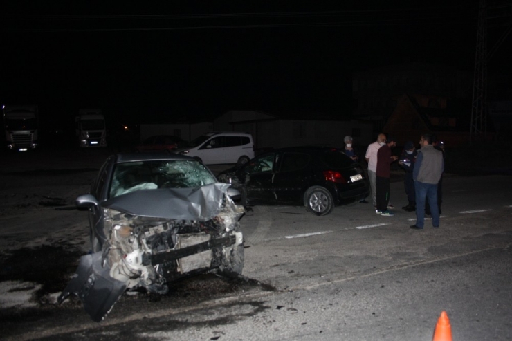 Kısıtlamadan Hemen Sonra Yaşanan Kazada 4 Kişi Yaralandı