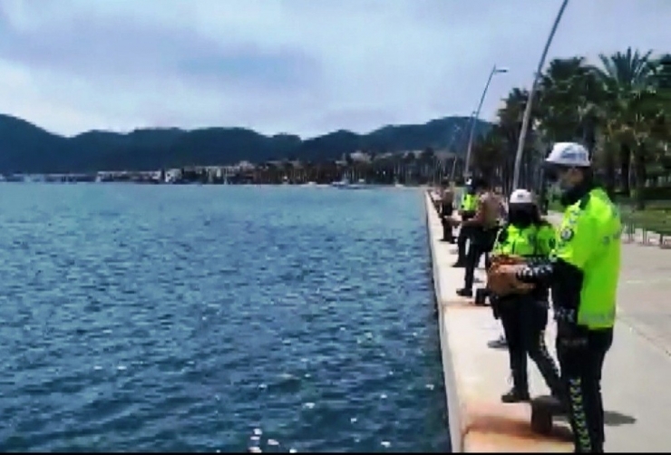 Marmaris Polisi Denizdeki Balıkları Besledi