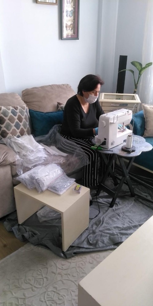 Burhaniye’de Gönüllüler Günde Bin Adet Maske Üretiyor