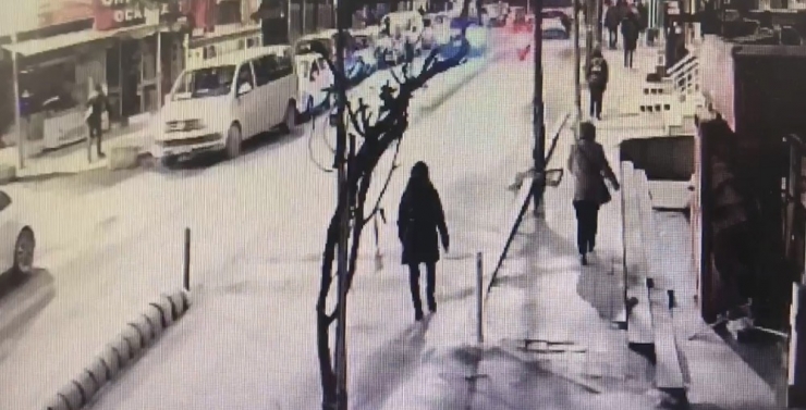 Yola Dikkatsiz Çıkan Yaya Araca Çarptı