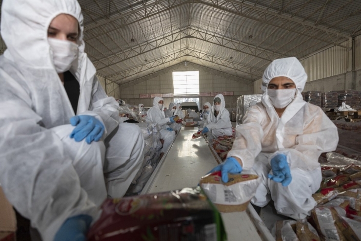 Mersin Büyükşehir Belediyesinden Roman Vatandaşlara Gıda Paketi