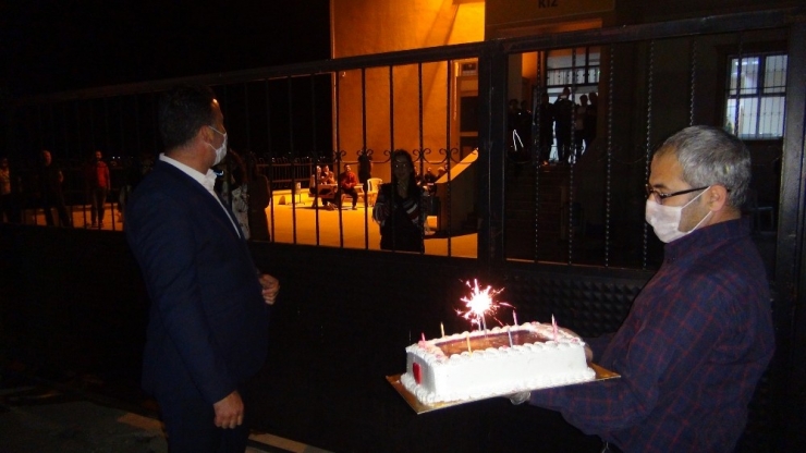 Karantinadaki İnfaz Koruma Memuru Eşe Doğum Günü Sürprizi