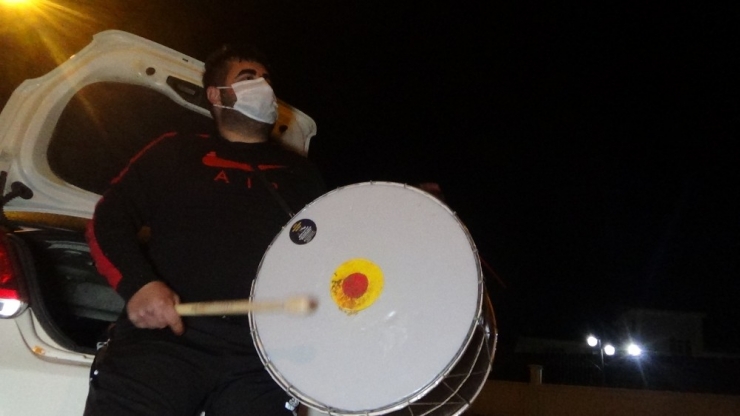 Geleneği Sürdürmek İçin Otomobilin Bagajında Davul Çalıyorlar