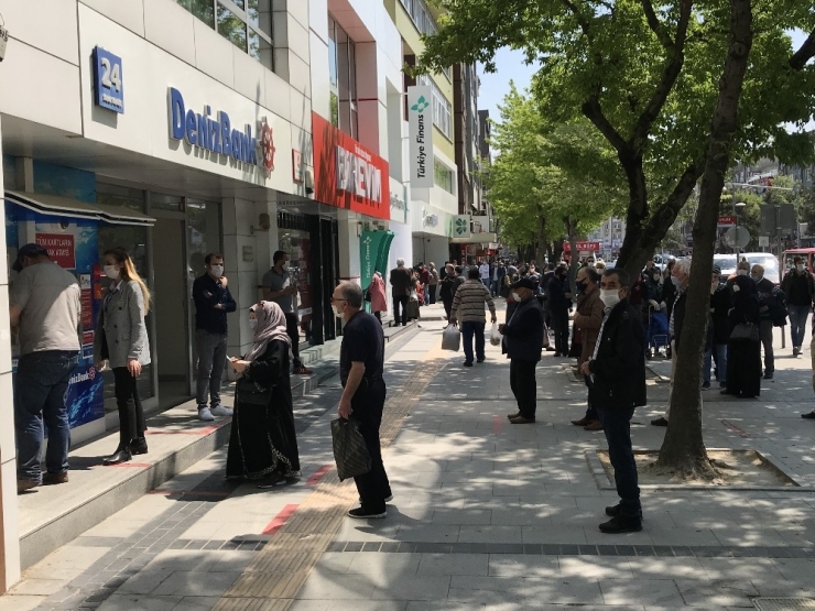 Sokağa Çıkma Kısıtlaması Bitti, Vatandaşlar Dışarı Akın Etti