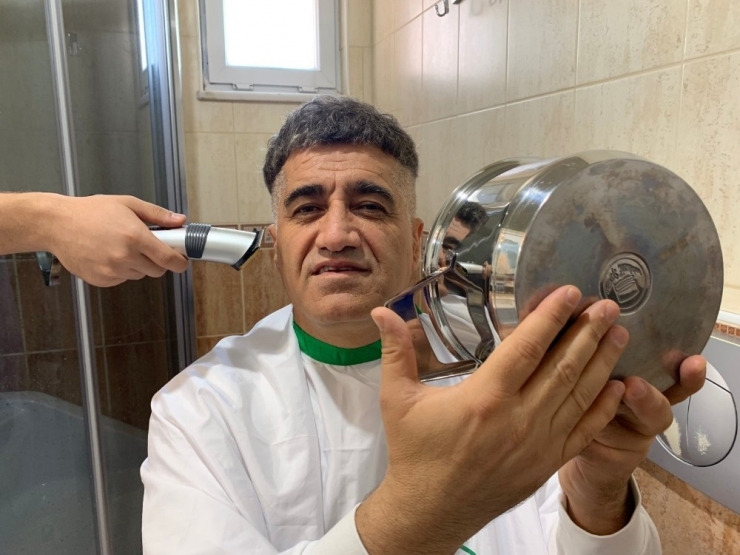 Kafasına Tencereyi Geçiren Türkücü ‘Tas Tıraşı’ Oldu