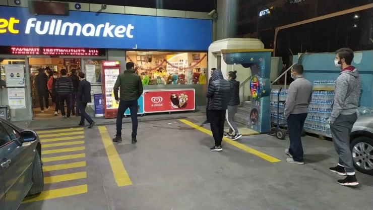 Sokağa Çıkma Kısıtlamasının Ardından Vatandaşlar Benzinliklere Akın Etti