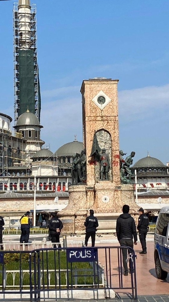 Kırmızı Boya İle Yazı Yazılan Taksim’deki Cumhuriyet Anıtı Temizlendi