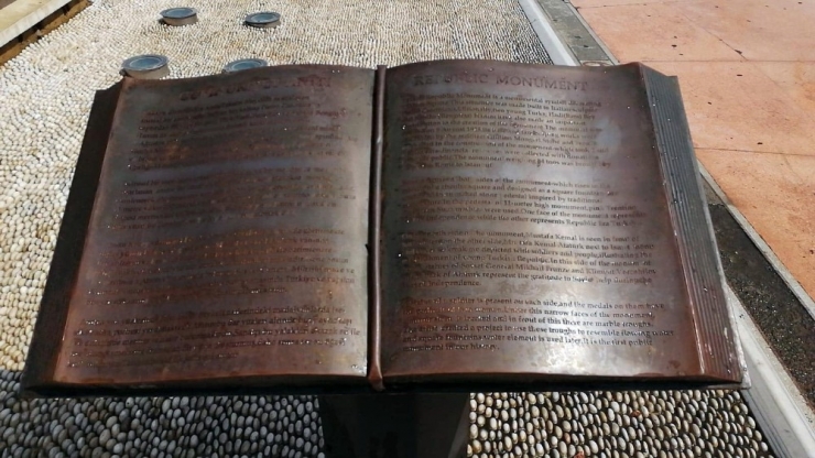 Kırmızı Boya İle Yazı Yazılan Taksim’deki Cumhuriyet Anıtı Temizlendi