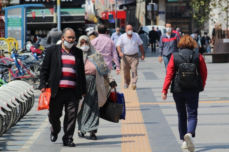 Termometrelerin 20 Dereceyi Gösterdiği Kocaeli’de Vatandaşlar Sokaklara Akın Etti
