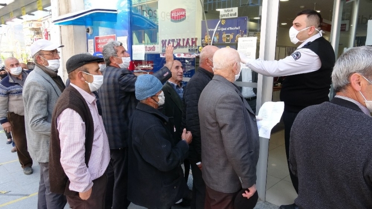 Sıra Tartışması Sosyal Mesafeyi Unutturdu