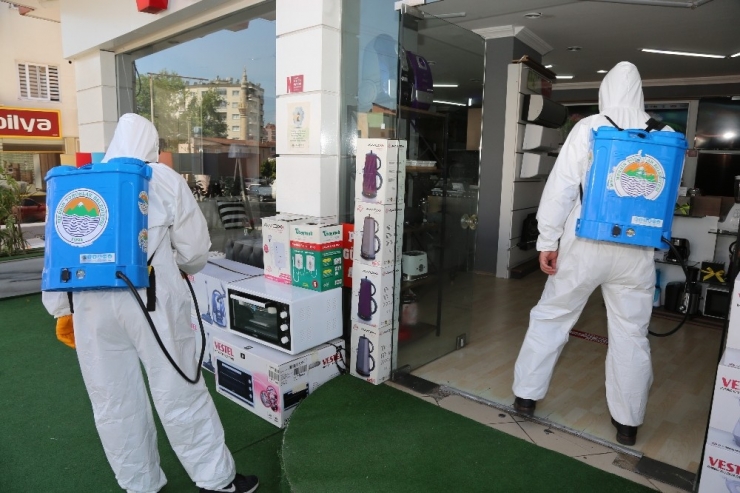 Toroslar’da Kamuya Açık Tüm Alanlar Düzenli Dezenfekte Ediliyor