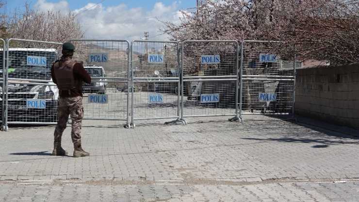 Van’da İki Sokak Ve Bir Cadde Karantinada