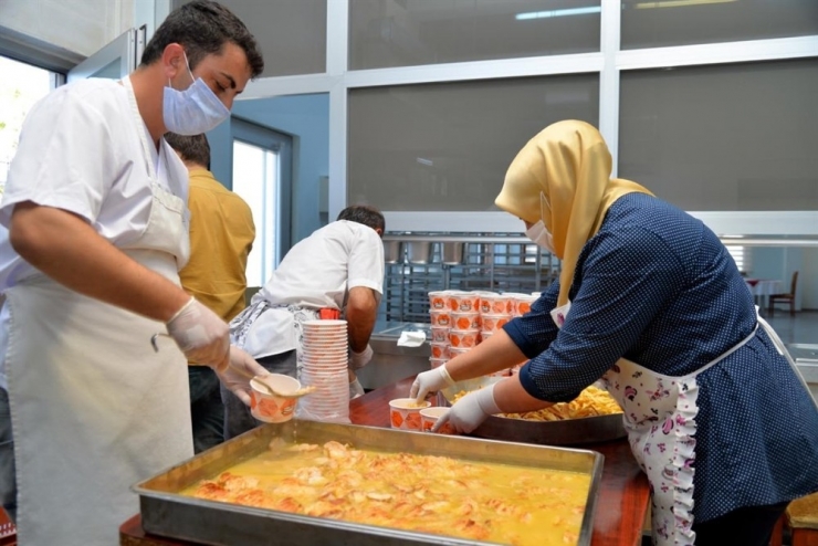 Yalnız Yaşayan 66 Yaşlıya İftar Ve Sahur Yemekleri İtina İle Hazırlanıyor