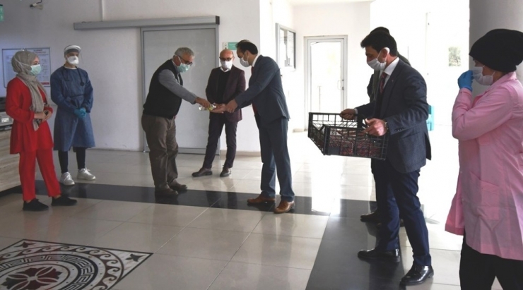 İlk Mahsul Çilekler Sağlık Çalışanlarına