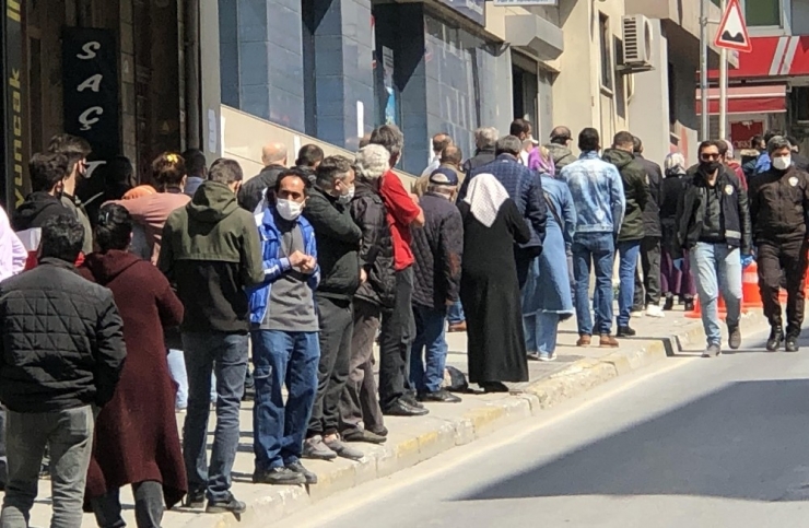 Vatandaş Kurala Uymadı, Polis Ekibi Aracından İnerek Böyle Sıraya Dizdi
