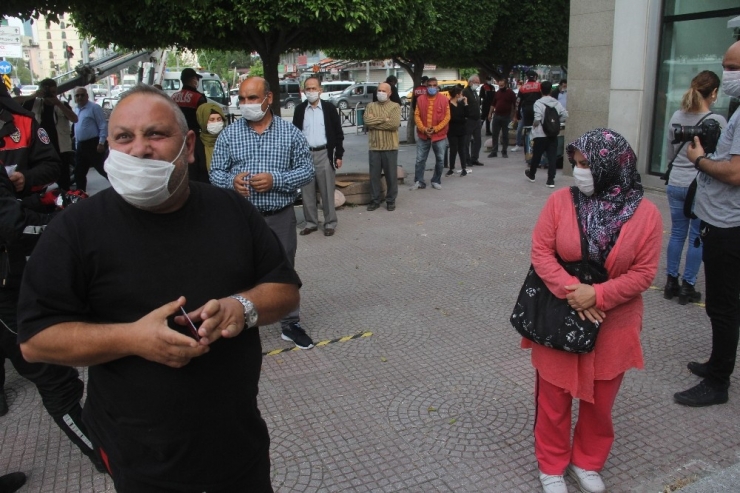 Polisin Sosyal Mesafe Uyarısına "O Benim Eşim Ayrılamam" Yanıtı Verdi