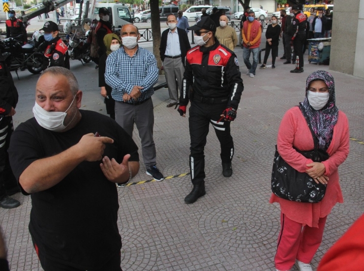 Polisin Sosyal Mesafe Uyarısına "O Benim Eşim Ayrılamam" Yanıtı Verdi
