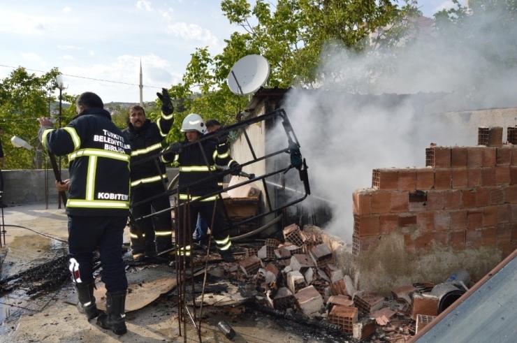 Besni’de Çatı Yangını Büyümeden Söndürüldü