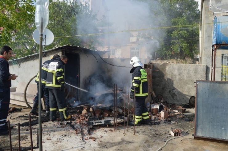 Besni’de Çatı Yangını Büyümeden Söndürüldü