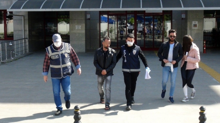 Eşini, Telefonunu Göstermediği İçin Bıçaklamış